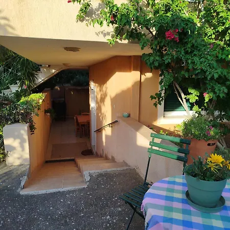 Holiday home Paulina's Little House Politika